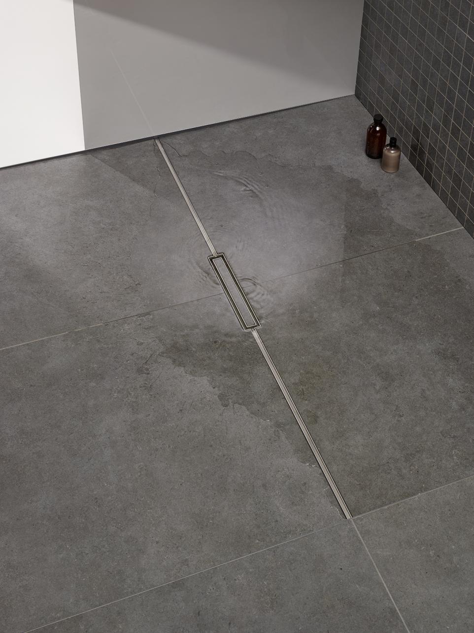 Dallmer hat sein DallFlex-System um zwei neue Duschrinnen für die Fläche erweitert und schafft damit über 100 Kombinationsmöglichkeiten für bodengleiche Duschen. 