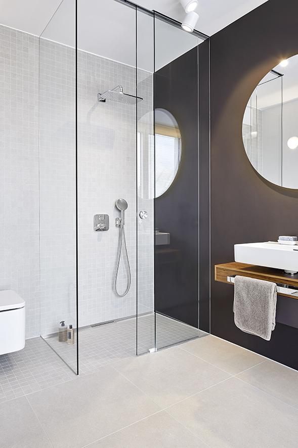 Le caniveau de douche CeraWall Select haut de gamme met en valeur le système d'évacuation de l'eau en acier inox massif. Sa forme puriste se fond harmonieusement dans l'architecture de la salle de bains.