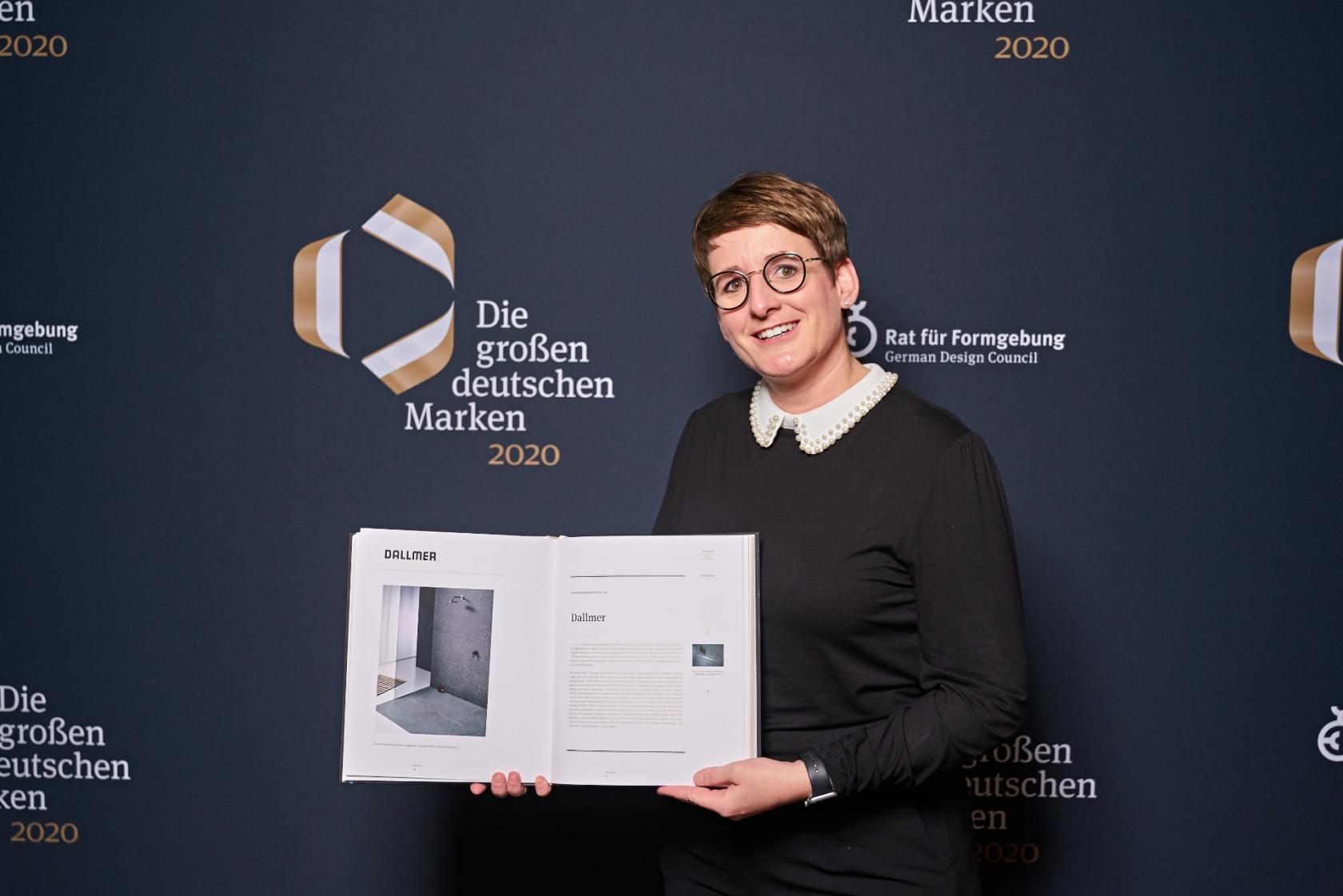 Kürzlich wurde die siebte Ausgabe des Buchs „Die großen deutschen Marken“ in Berlin vorgestellt. Yvonne Dallmer, Geschäftsführerin der Dallmer GmbH + Co. KG, zeigt stolz den Eintrag ihres Unternehmens in der Publikation des Rats für Formgebung. (Foto:  Rat für Formgebung / Fotos: Martin Diepold – Grand Visions)
