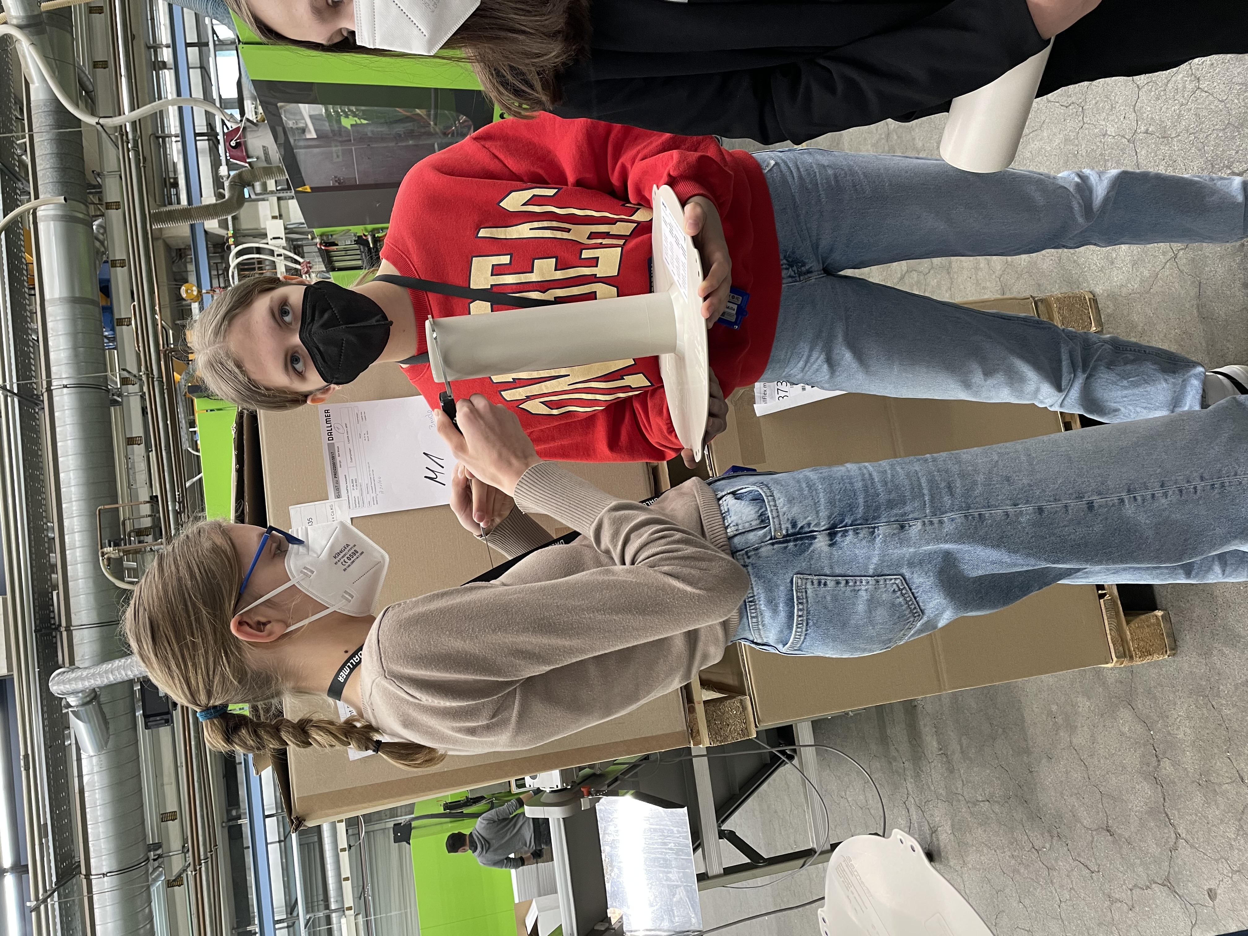 Die Mädchen konnten am Girls‘ Day auch einige praktische Erfahrungen bei dem Arnsberger Entwässerungsspezialisten sammeln. Foto: Dallmer GmbH + Co. KG