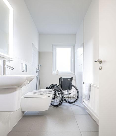 Dank geschickter Ausstattung kann das Bad heute problemlos von Rollstuhlfahreren genutzt werden
